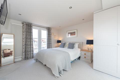 114 Elmstead Gardens, Worcester Park, KT4 7BG