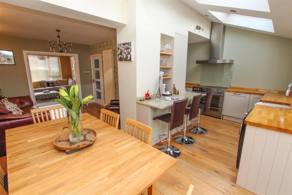 Samuel White Road, Hanham, Bristol 4 bed semidetached house £475,000