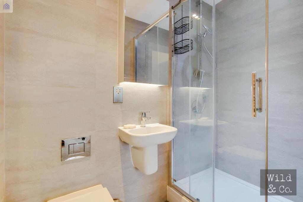 6 Main Ensuite-0.jpg