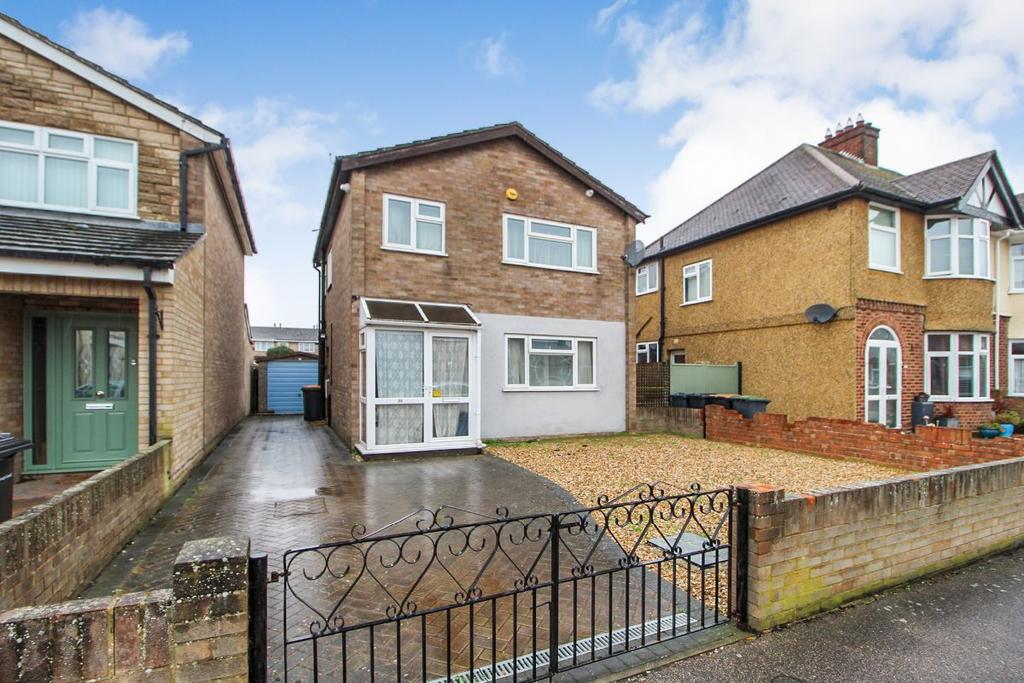 Stuart Road, Kempston, Bedford 3 bed detached house £325,000