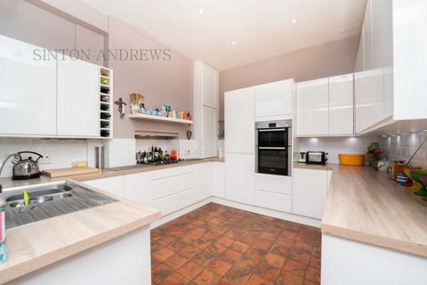 28 Bradley Gardens, London, W13 8HF