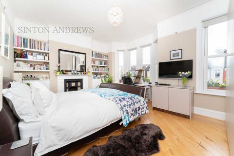 28 Bradley Gardens, London, W13 8HF