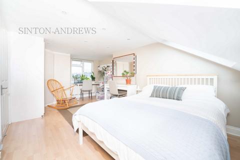 28 Bradley Gardens, London, W13 8HF