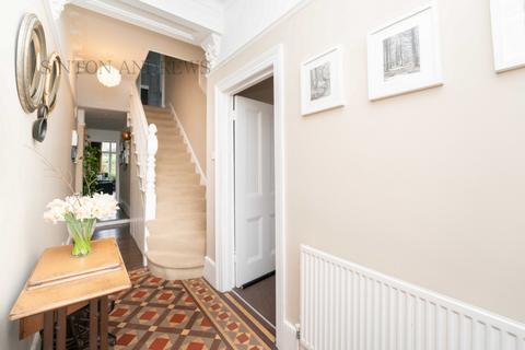28 Bradley Gardens, London, W13 8HF