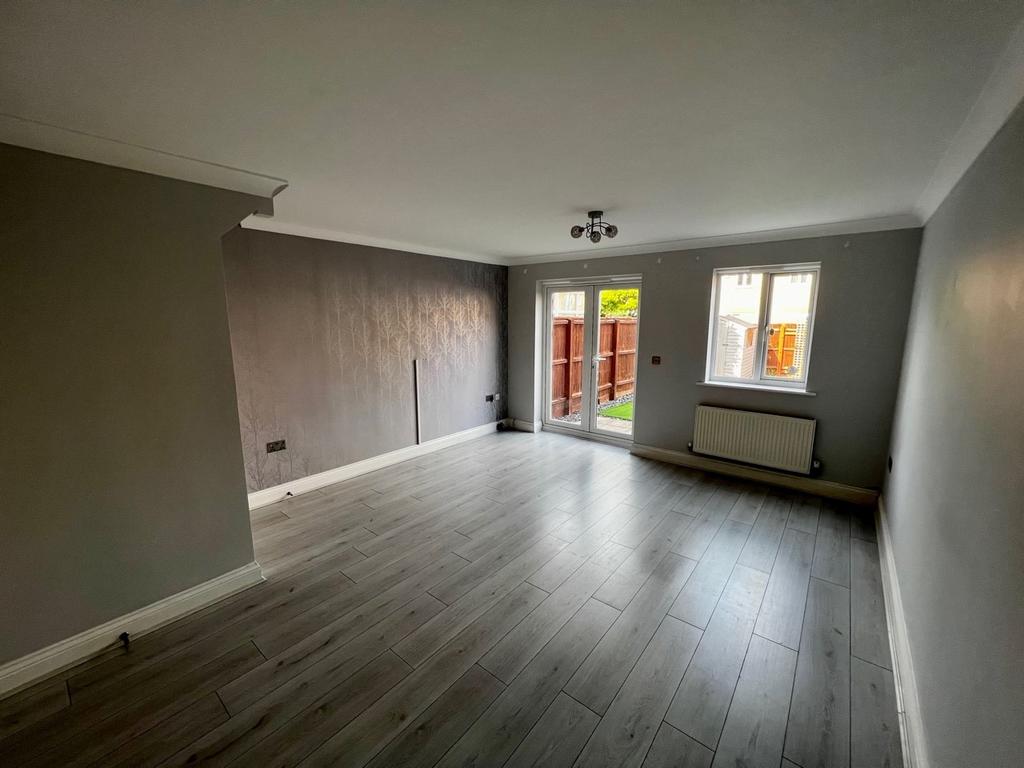 St Drive, Bournemouth... 2 bed end of terrace house £1,250 pcm (£288 pw)