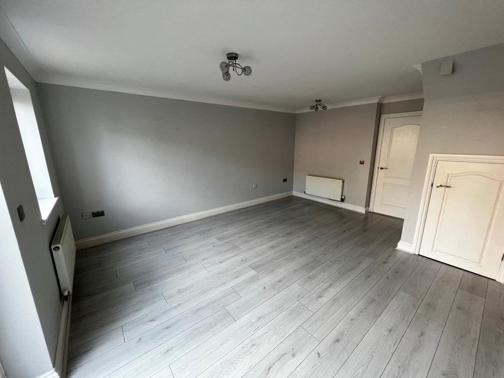 St Drive, Bournemouth... 2 bed end of terrace house £1,250 pcm (£288 pw)