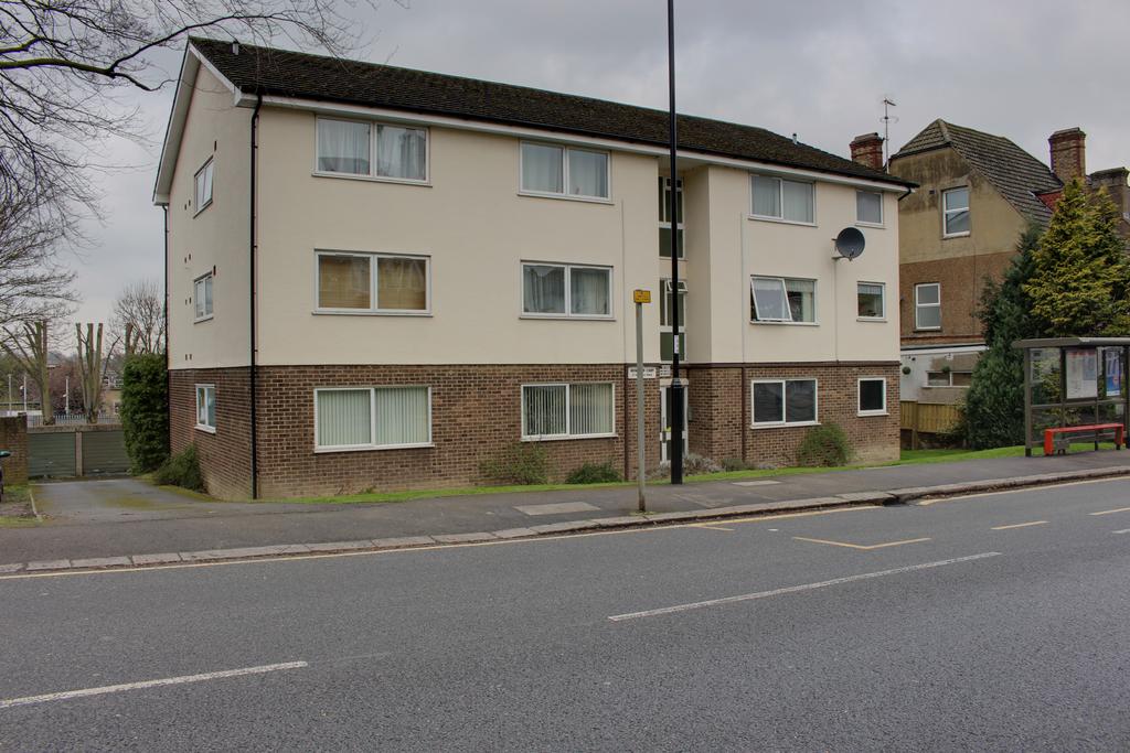 Mayfield Road, South Croydon CR2 Studio £850 pcm (£196 pw)