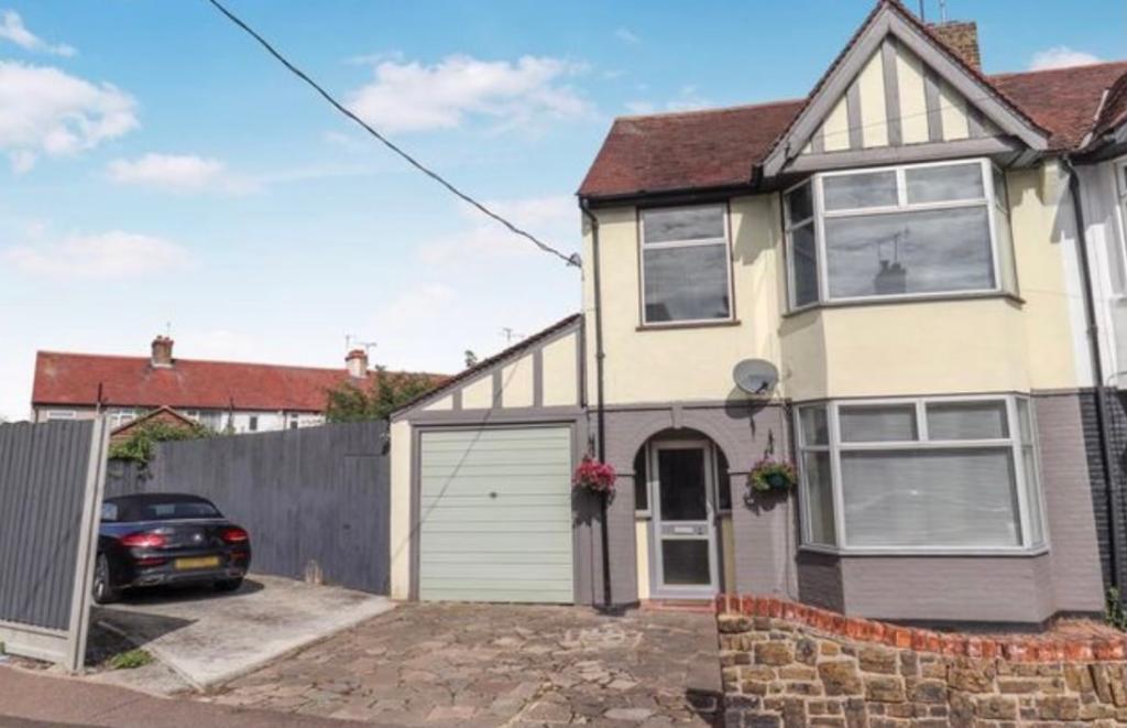 Brooklands Avenue, LeighonSea SS9 3 bed semidetached house £1,600