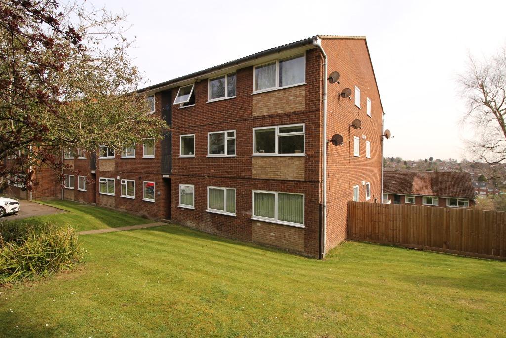Windsor Drive, High HP13 2 bed flat £875 pcm (£202 pw)