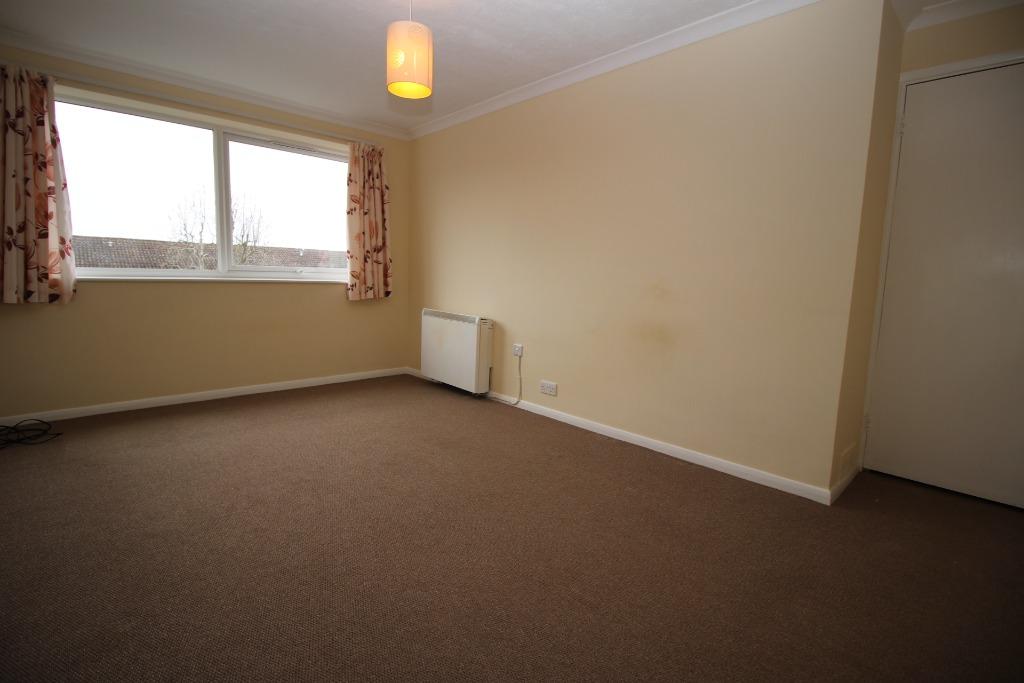 Windsor Drive, High HP13 2 bed flat £875 pcm (£202 pw)