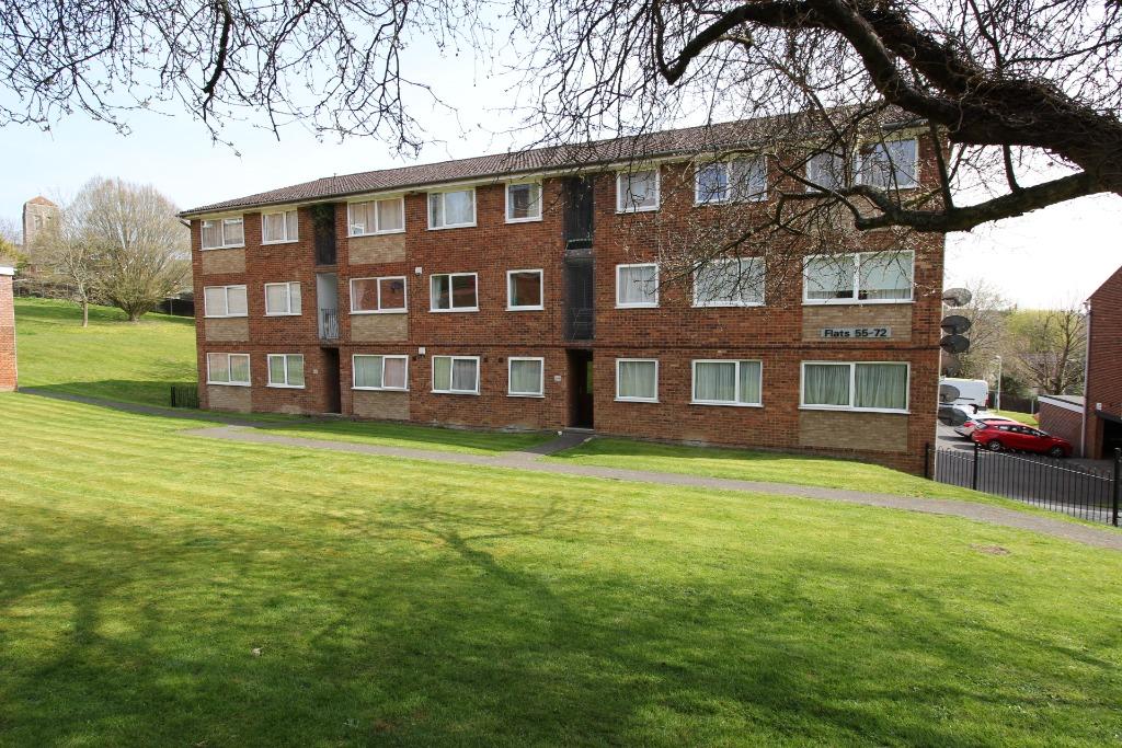 Windsor Drive, High HP13 2 bed flat £875 pcm (£202 pw)