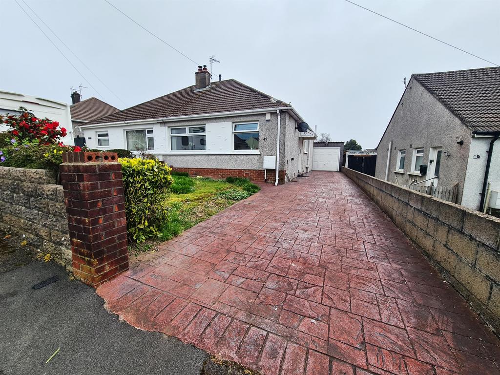Longfellow Drive, Bridgend, CF31 4PP 2 bed semidetached bungalow £