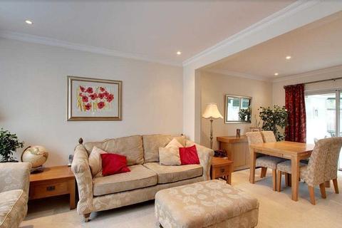 4 Orchard Close, Denham, Uxbridge, UB9 4BB