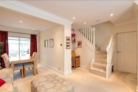 4 Orchard Close, Denham, Uxbridge, UB9 4BB
