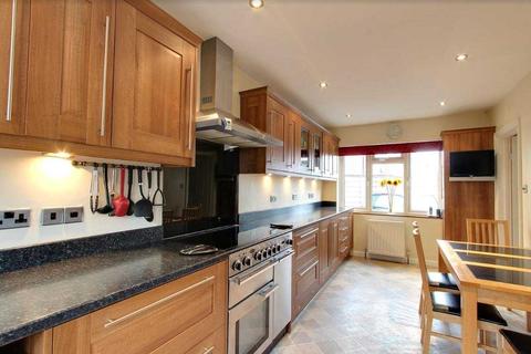 4 Orchard Close, Denham, Uxbridge, UB9 4BB