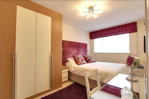 4 Orchard Close, Denham, Uxbridge, UB9 4BB