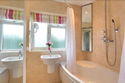 4 Orchard Close, Denham, Uxbridge, UB9 4BB