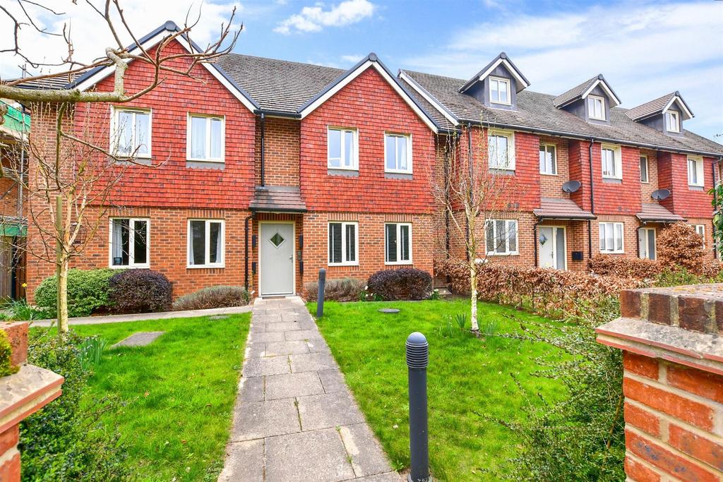 Maidstone Road, Paddock Wood, Kent 2 bed ground floor flat £280,000