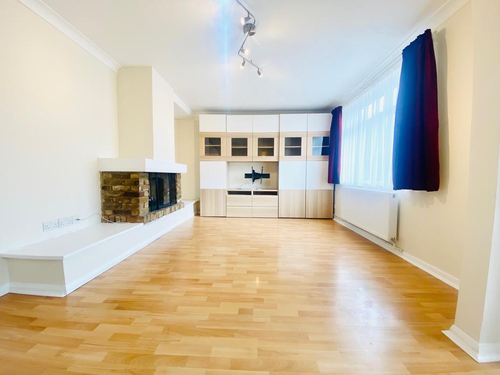 Hanson Drive, Loughton IG10 3 bed terraced house £1,750 pcm (£404 pw)