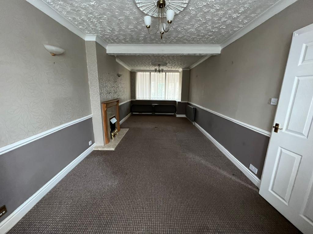 Ermington Crescent 3 bed semidetached house £895 pcm (£207 pw)