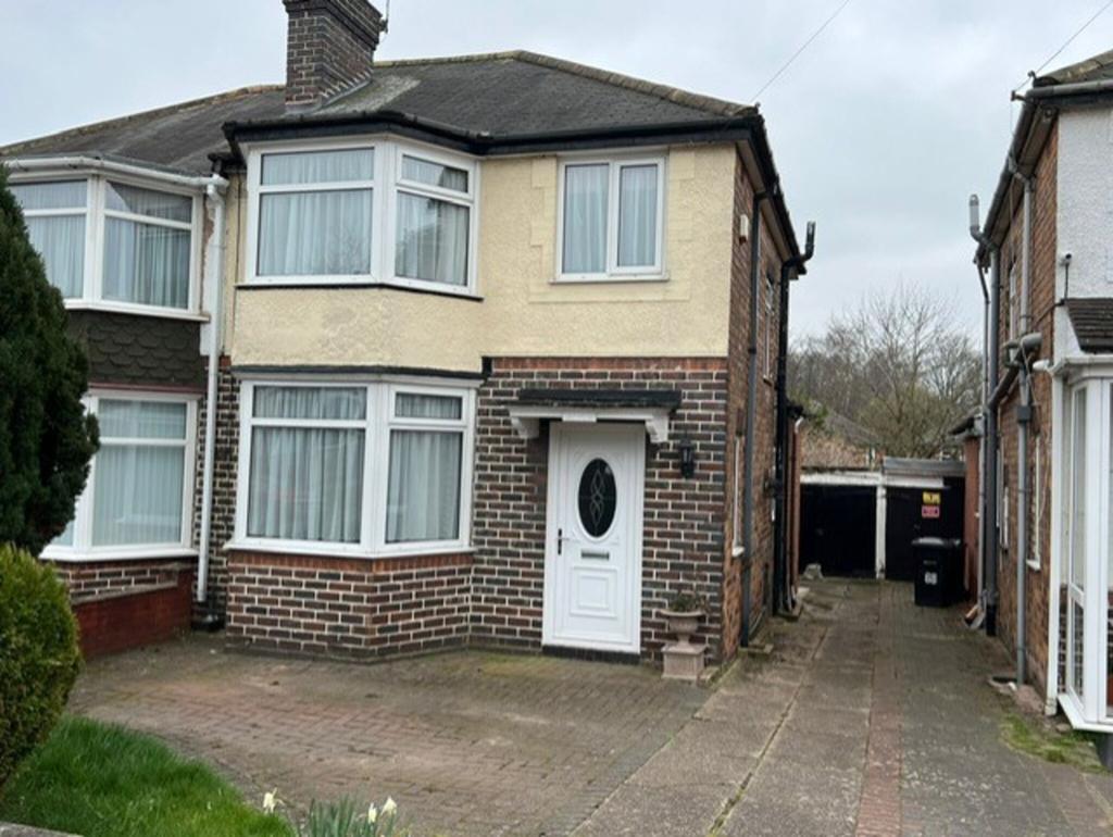 Ermington Crescent 3 bed semidetached house £895 pcm (£207 pw)
