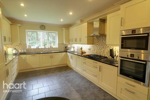 10 Stonedene Close, Headley Down, Bordon, GU35 8HW