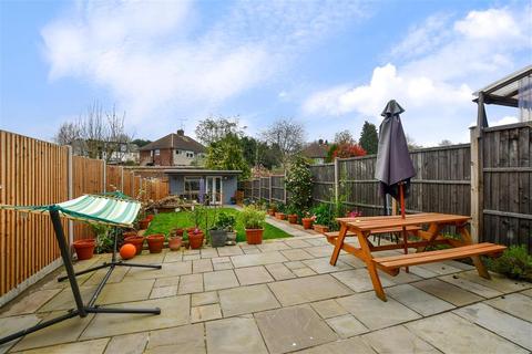 19 Ryebrook Road, Leatherhead, KT22 7QG