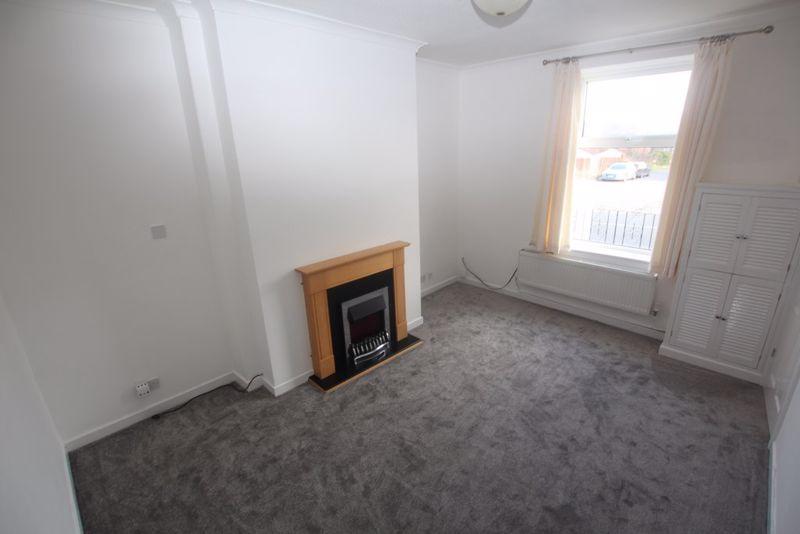Oldham Road, Rochdale OL11 2AT 2 bed terraced house £595 pcm (£137 pw)