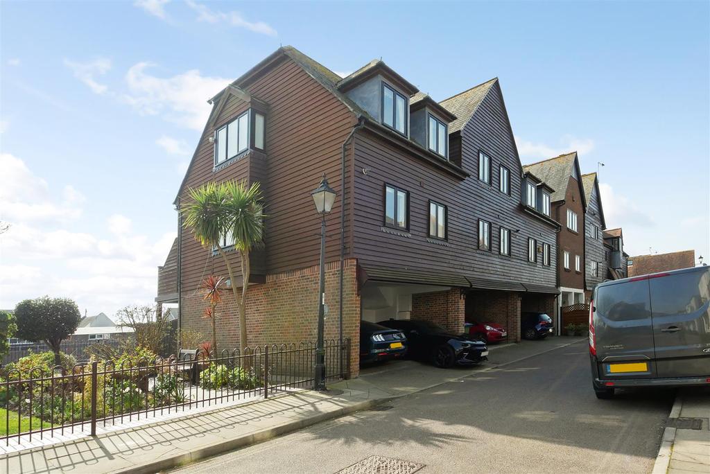 27 Nineveh Shipyard, Arundel 3 bed house £1,800 pcm (£415 pw)