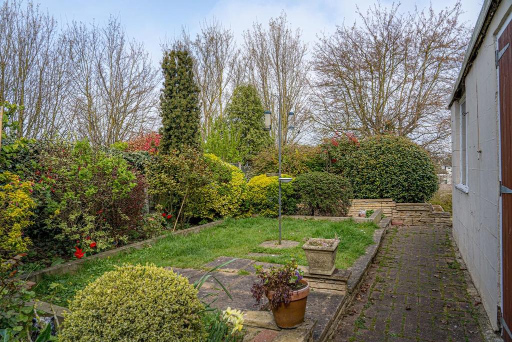 Shearwater Avenue, Whitstable 3 bed semidetached house £400,000