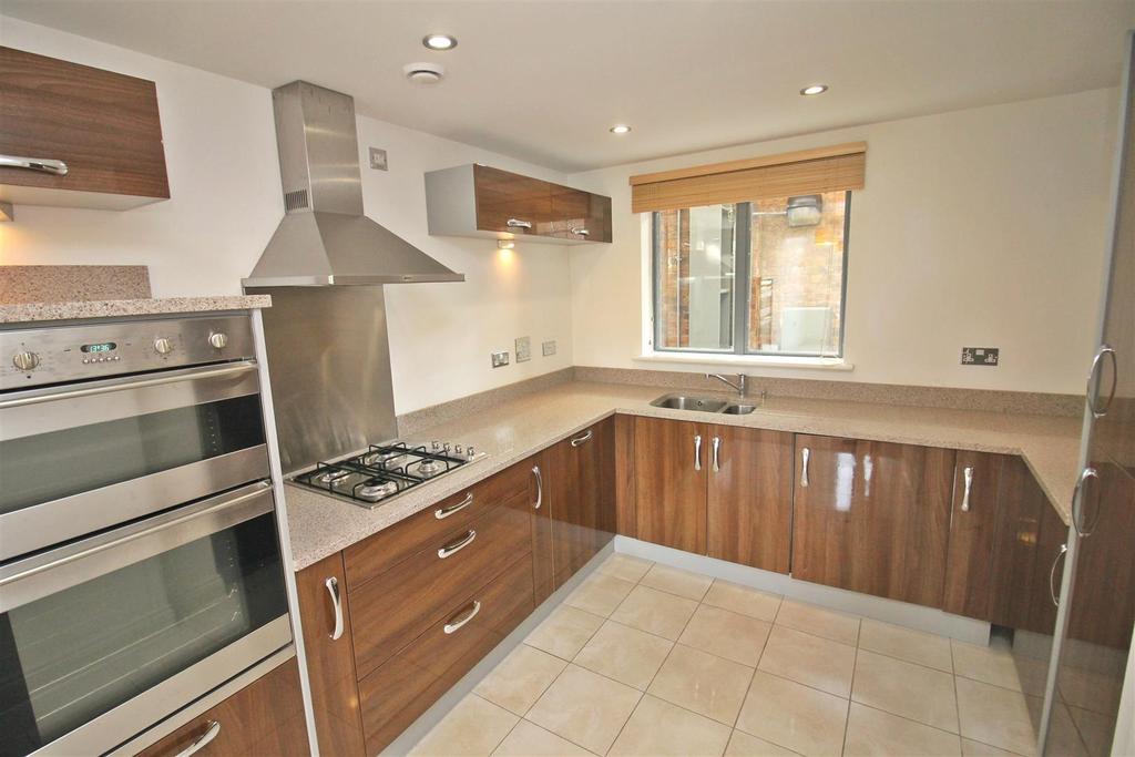Earlestown Way, Wolverton, Milton Keynes 2 bed terraced house £1,195
