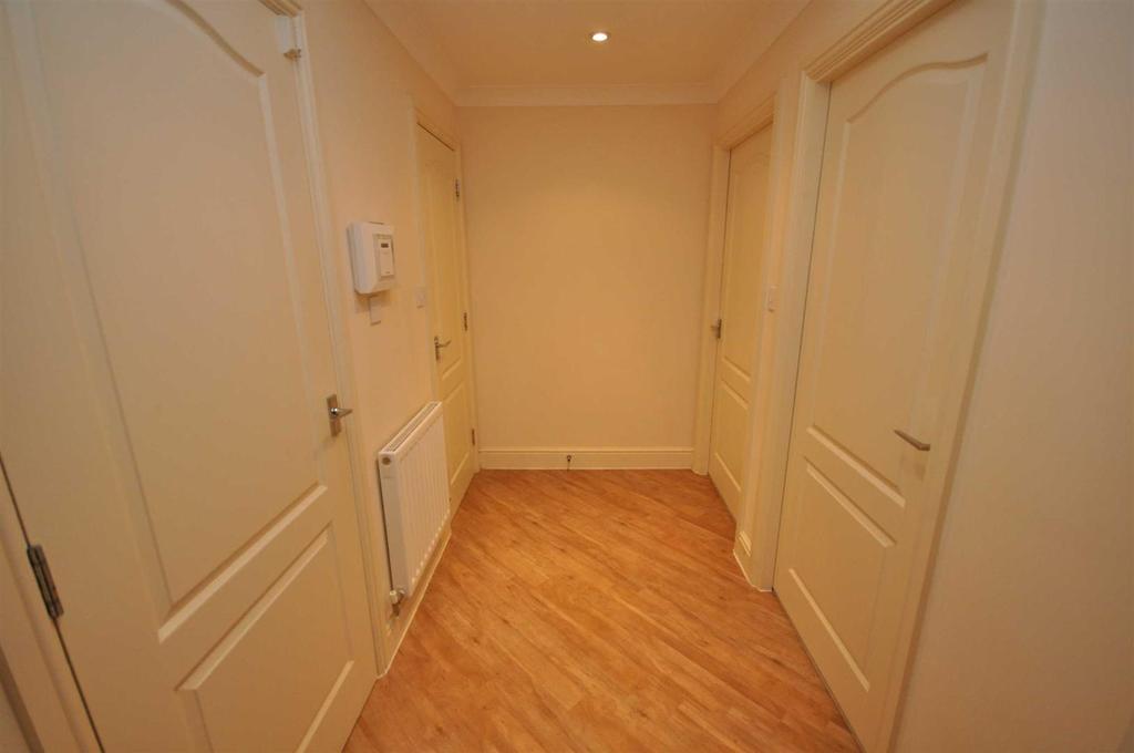Hunters Reach, Kenilworth Road... 2 bed flat £1,100 pcm (£254 pw)