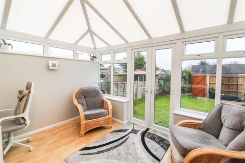 35 Peacocks, Harlow, CM19 5NY