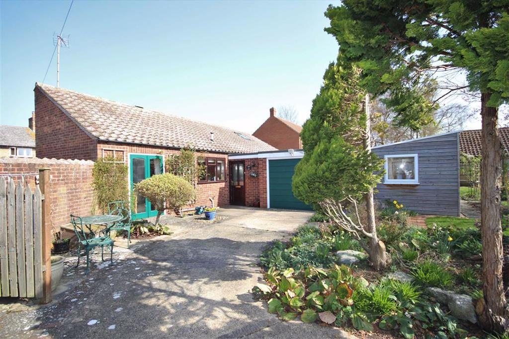 Bell Lane, Collingham, Newark, Nottinghamshire 3 bed detached bungalow