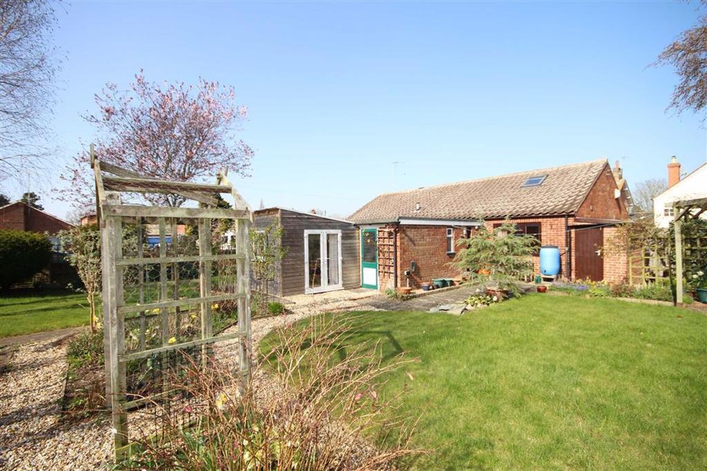 Bell Lane, Collingham, Newark, Nottinghamshire 3 bed detached bungalow