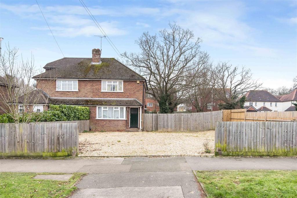 Redhatch Drive, Earley, Reading 2 bed semidetached house £400,000