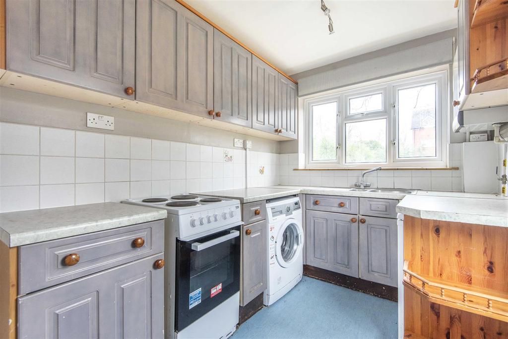 Redhatch Drive, Earley, Reading 2 bed semidetached house £400,000