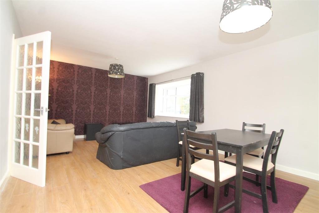 142 Court Oak Road, Birmingham 2 bed flat £834 pcm (£192 pw)