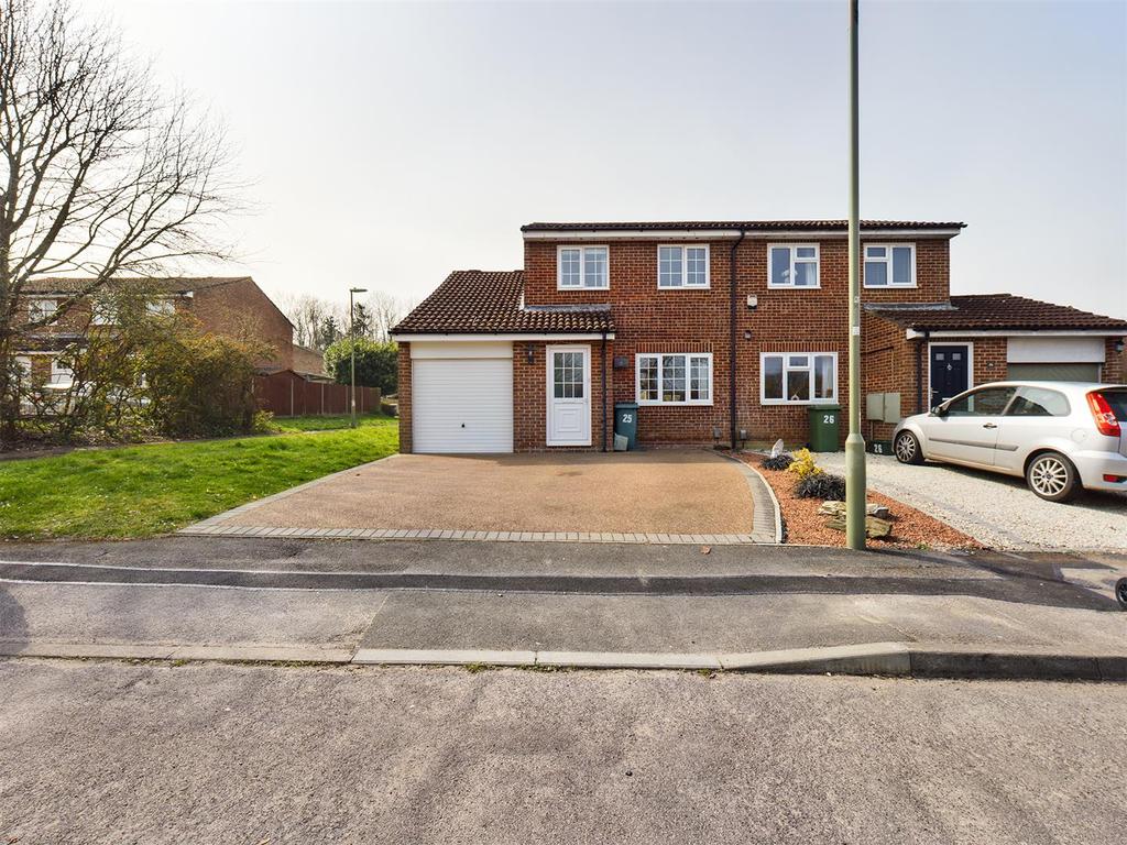 Ellington Drive, Basingstoke 3 bed semidetached house £350,000