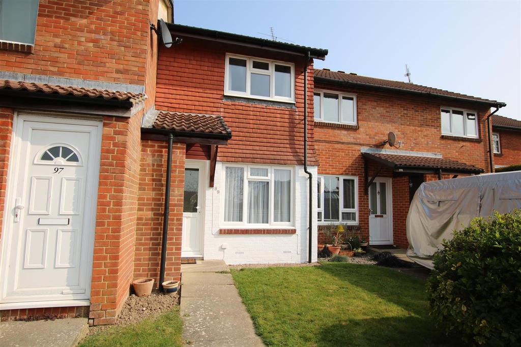 Shelley Drive, Broadbridge Heath... 2 bed house £1,100 pcm (£254 pw)