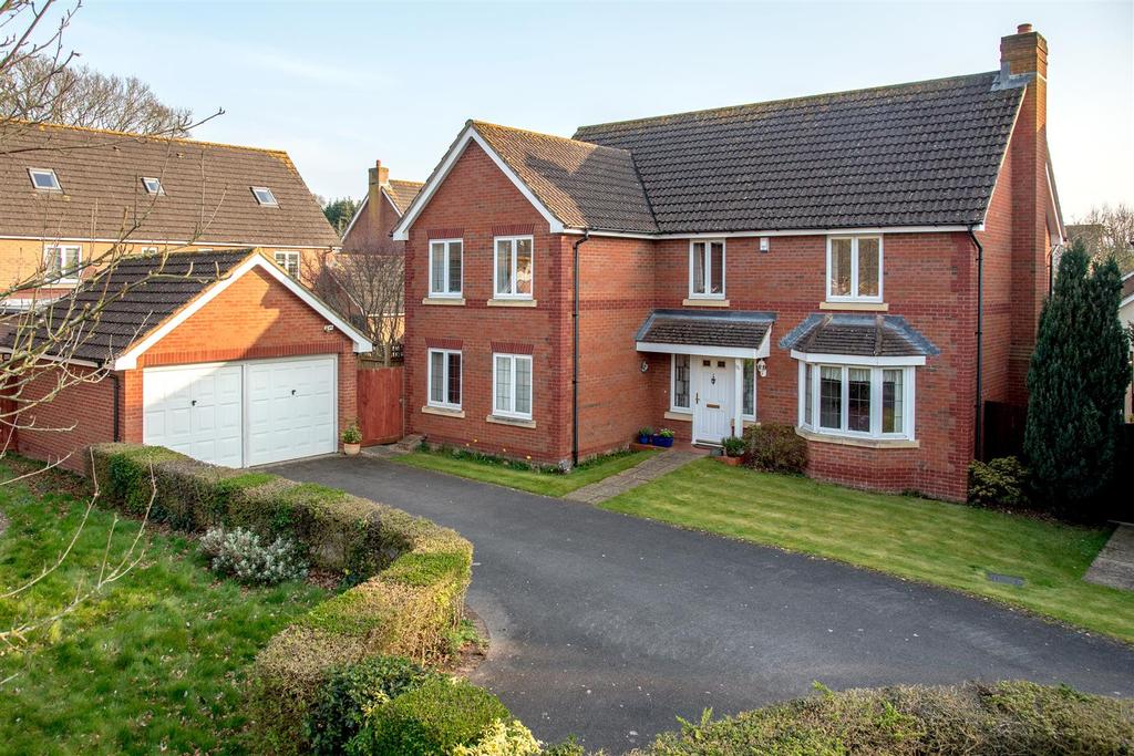 Queens Drive, Taunton 4 bed detached house £725,000