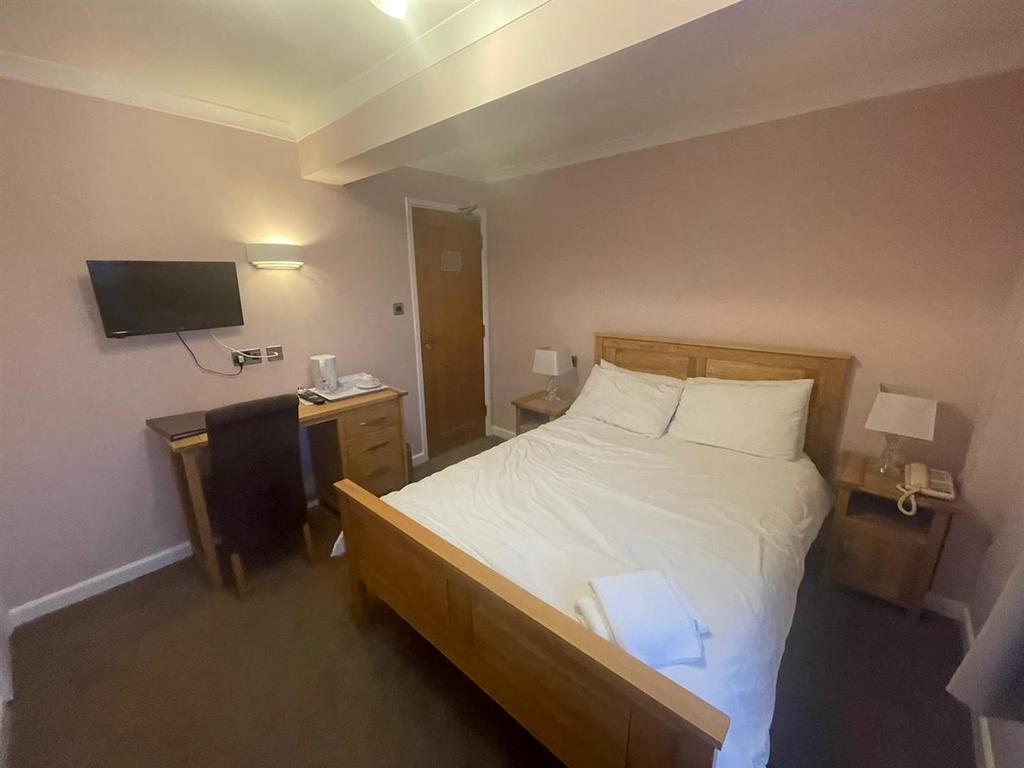 Fairfields Road, Basingstoke 1 bed in a house share £750 pcm (£173 pw)