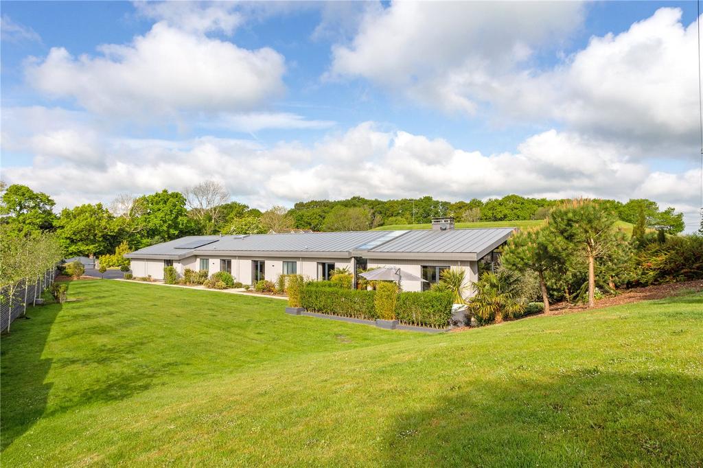 Bashurst Hill, Itchingfield, Horsham, West Sussex, RH13 5 bed detached ...