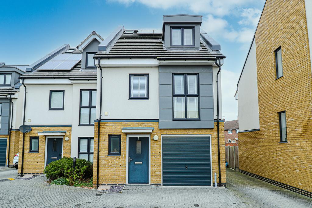 Brookside Crescent, Westcliffonsea, SS0 3 bed semidetached house for