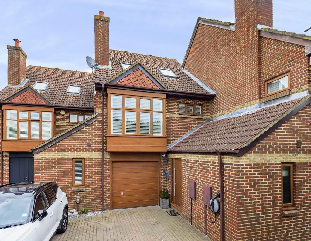 Laleham Road, Shepperton, TW17 4 bed terraced house £679,995