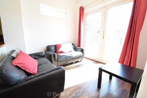 1 bedroom in a house share to rent - Room 6 - Student House Share - Wimborne Road, Southend On Sea