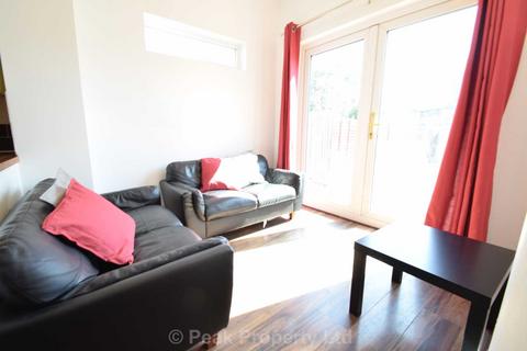 1 bedroom in a house share to rent, Wimborne Road, Southend On Sea SS2
