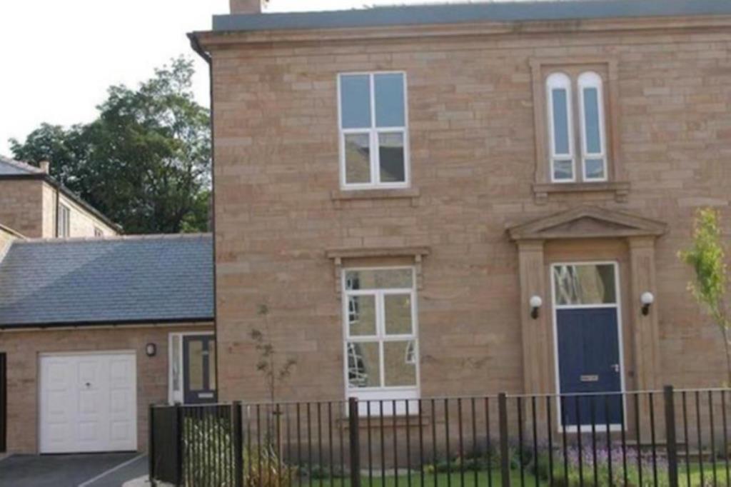Huddersfield Road, Mirfield, West Yorkshire, WF14 8BB 2 bed semidetached house £800 pcm (£185 pw)