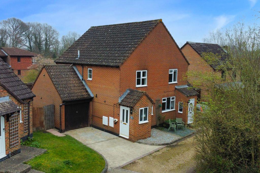 Bracken Bank, Lychpit, Basingstoke... 2 bed semidetached house £325,000