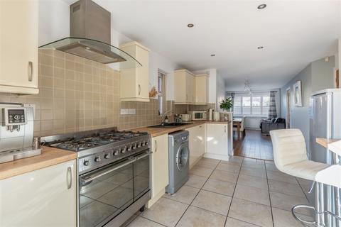 6 Deans Close, Fontwell, Arundel, BN18 0SJ